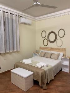 Schlafzimmer mit einem Bett und einem Deckenventilator in der Unterkunft Agua Marina in Avola