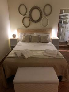 ein Schlafzimmer mit einem großen Bett mit Spiegeln an der Wand in der Unterkunft Agua Marina in Avola