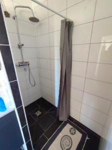 a shower with a shower curtain in a bathroom at Studio R Homps in Homps