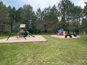 哈伯斯普林斯Harbor Springs-Secluded setting+amenities+pets的公园内的2个儿童游乐场设备