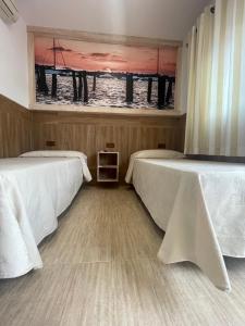 Postel nebo postele na pokoji v ubytování Hostal Noli