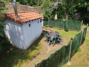 une table et des chaises devant un bâtiment dans l'établissement Casas las Carolinas, à Anaz