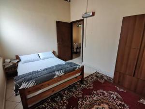 una camera con un letto in una stanza con un tappeto di Ktima Paradise a Tarsiná