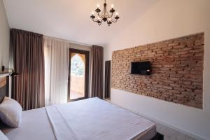 TV a/nebo společenská místnost v ubytování Wine Rock Hotel