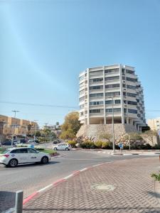 een politieauto geparkeerd voor een gebouw bij 123Eilat tzofit in Eilat