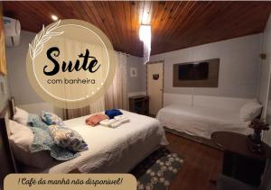 a hotel room with two beds and a tv at Hospedagem Alternativa Família Martins in Urubici