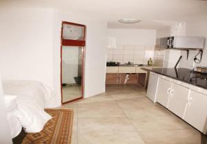 eine Küche mit einer Spüle und einer Arbeitsplatte in der Unterkunft Adorable 1.5 -Bedroom flatlet in Germiston in Germiston