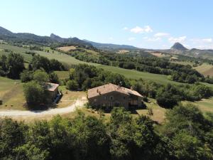 an old house in the middle of a field at TERRALUNA Country house San Leo - San Marino in San Leo