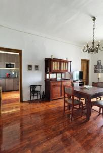 ein Wohnzimmer mit einem Tisch und einer Küche in der Unterkunft Apartment Emma in Preko