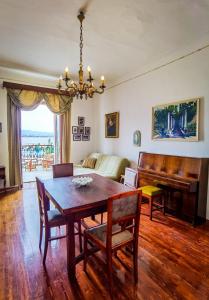ein Wohnzimmer mit einem Tisch und einem Klavier in der Unterkunft Apartment Emma in Preko
