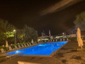 Hồ bơi trong/gần Residenza Villa Flores