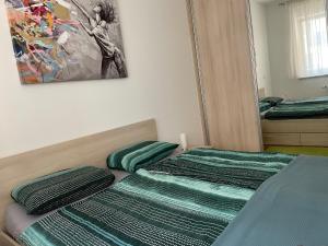 een slaapkamer met twee bedden en een schilderij aan de muur bij Apartment Jelena in Zagreb