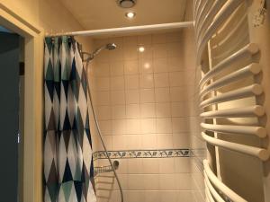 een badkamer met een douche en een douchegordijn bij Het Buitengebied in Empe