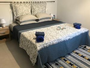 - une chambre avec un grand lit et des oreillers bleus dans l'établissement The Mill House Stella, à Symi