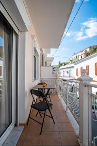 balcón con mesa y sillas en Erifili Luxury Apartment en Samos