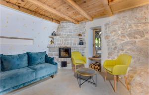 salon z niebieską kanapą i żółtymi krzesłami w obiekcie Pet Friendly Home In Malinska With Outdoor Swimming Pool w mieście Malinska