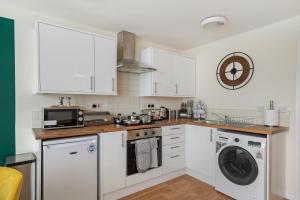 Kitchen o kitchenette sa 30 percent OFF! Emerald 3 Bed Gem in Southampton