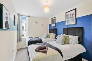 two beds in a room with blue walls at 30 percent OFF! Emerald 3 Bed Gem in Southampton in Totton