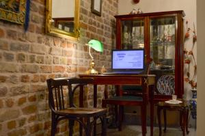 een kamer met een bureau en een laptop. bij Çırağan's Omnia Hotel in Istanbul