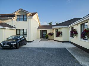 un coche negro estacionado frente a una casa en Hillview Self Catering en Lusk