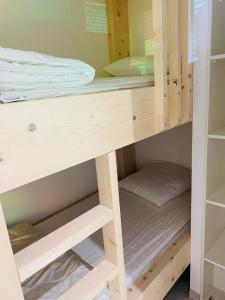 Camera con letto a castello in legno. di Charmant appartement rénové 4 couchages Arcachon centre ad Arcachon Altre 4 foto