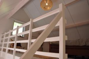 een stapelbed in een kamer met een ladder bij B&B Sonnehuys in Nieuwland