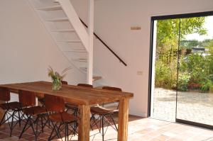 uma sala de jantar com uma mesa de madeira e cadeiras em B&B Sonnehuys em Nieuwland