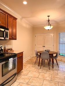 une cuisine avec une table et une salle à manger dans l'établissement Lovely Townhouse!, à Auburn