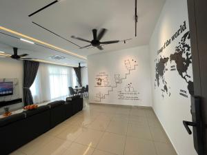 uma sala de espera com um sofá e um mapa do mundo na parede em 福氣安康 Ray’s Homestay em Batu Pahat