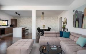 sala de estar con sofá grande y cocina en Nice Apartment In Zidarici With Wifi, en Vantačići
