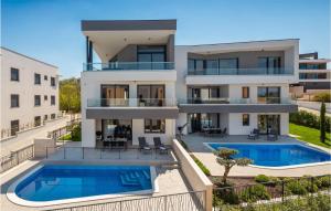 una vista aérea de una casa con piscina en Nice Apartment In Zidarici With Wifi, en Vantačići