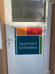 een bord op een deur dat zegt experiment kittitarian bij Apartment Katharina in Püttlingen