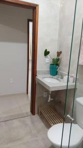 y baño con aseo y lavamanos. en Agradável Casa de Campo, recém construída., en Divisa