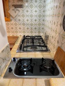 La cuisine est équipée d'un four avec plaques de cuisson et d'un comptoir. dans l'établissement La Veranda nella Neve - Camigliatello Silano, à Camigliatello Silano