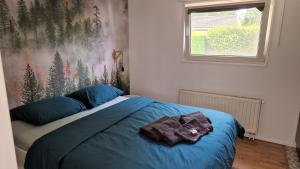 ein Schlafzimmer mit einem Bett und einem Handtuch darauf in der Unterkunft Vakantiehuisje Vechtdal in Stegeren