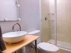 uma casa de banho com um lavatório e um chuveiro em Punto Alameda - Reforma em Cidade do México