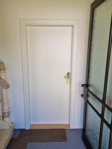 a white door with a gold door knob at (Ferien-)Wohnung im schönen Fichtelgebirge in Marktredwitz