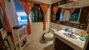 Ένα μπάνιο στο Oceanfront Villa Zihuatanejo +27 φωτογραφίες