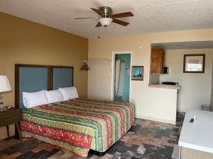 una camera con letto e ventilatore a soffitto di Southwind Inn a Port Isabel