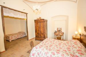 1 dormitorio con cama y espejo en Turismo Rural Can Massot, en Darnius