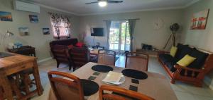 sala de estar con mesa de comedor y sillas en Sustainable B&B by the Bay, en Brisbane