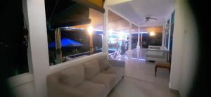 Cantik Villa في لوفينا: غرفة معيشة مع أريكة بيضاء وإطلالة على حمام