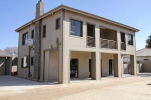 um grande edifício branco com muitas janelas em Alu Boutique Hotel and Conference em Roodepoort