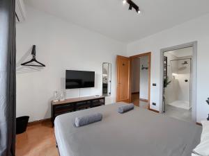 A television and/or entertainment centre at Appartamento di design Még 27 kép