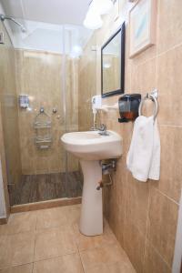 un baño con lavabo y ducha en Departamento CENTRICO, Tv smart, minisplit nuevo, wifi 100 mb, cocina, lavadora, asador, parking, letra i, en Ciudad Valles