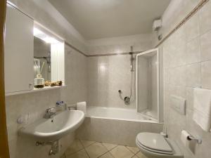 A bathroom at Skyrim Apartment - City Centre