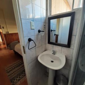 uma casa de banho com um lavatório e um espelho em Riverline lodge em Cerro Castillo