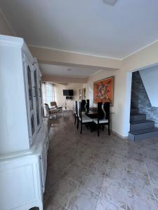 - un salon avec un escalier, une table et des chaises dans l'établissement Coral Village Family, à Santa Bárbara de Samaná