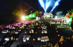Eine Menschenmenge steht nachts um ein Konzert herum. in der Unterkunft Auberge Thais - Tighremt - Bejaia in Toudja