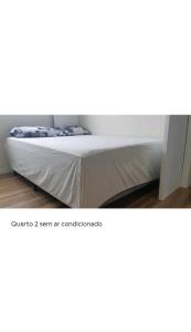 uma cama num quarto com em Apartamento Executivo - No melhor lugar do América em Joinville